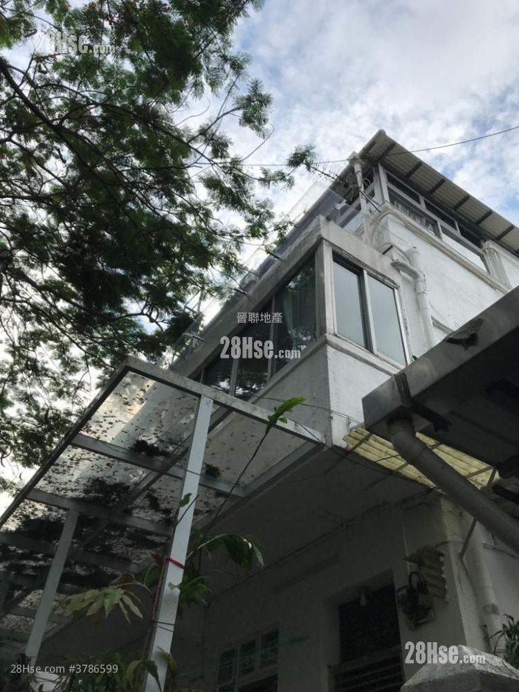 Village Sell 1,050 ft²