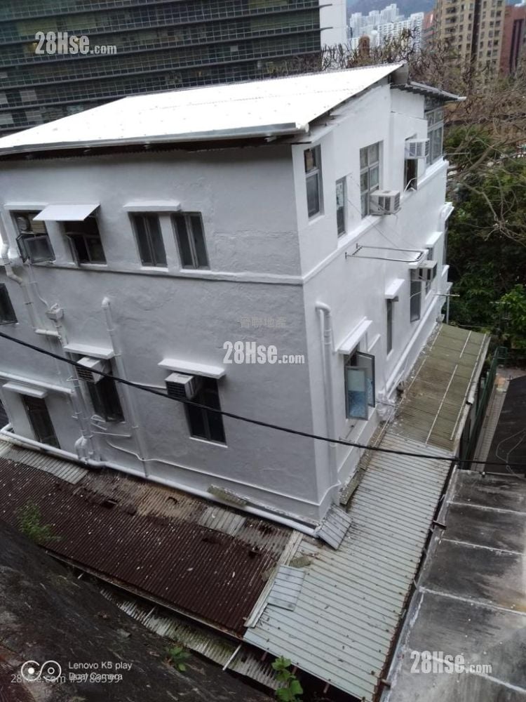 Village Sell 1,050 ft²