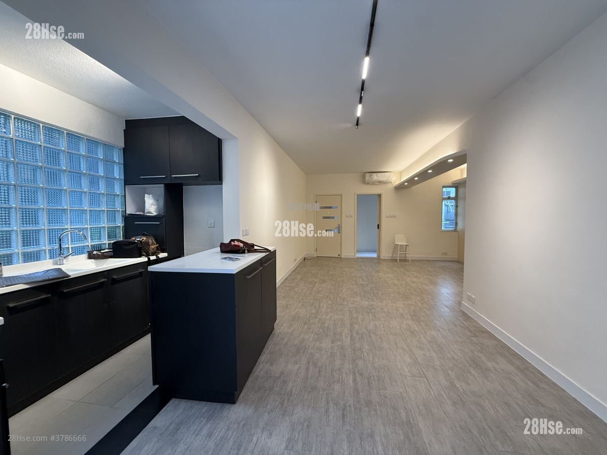 Village Court Sell 3 Bedrooms , 2 Bathrooms 786 ft²