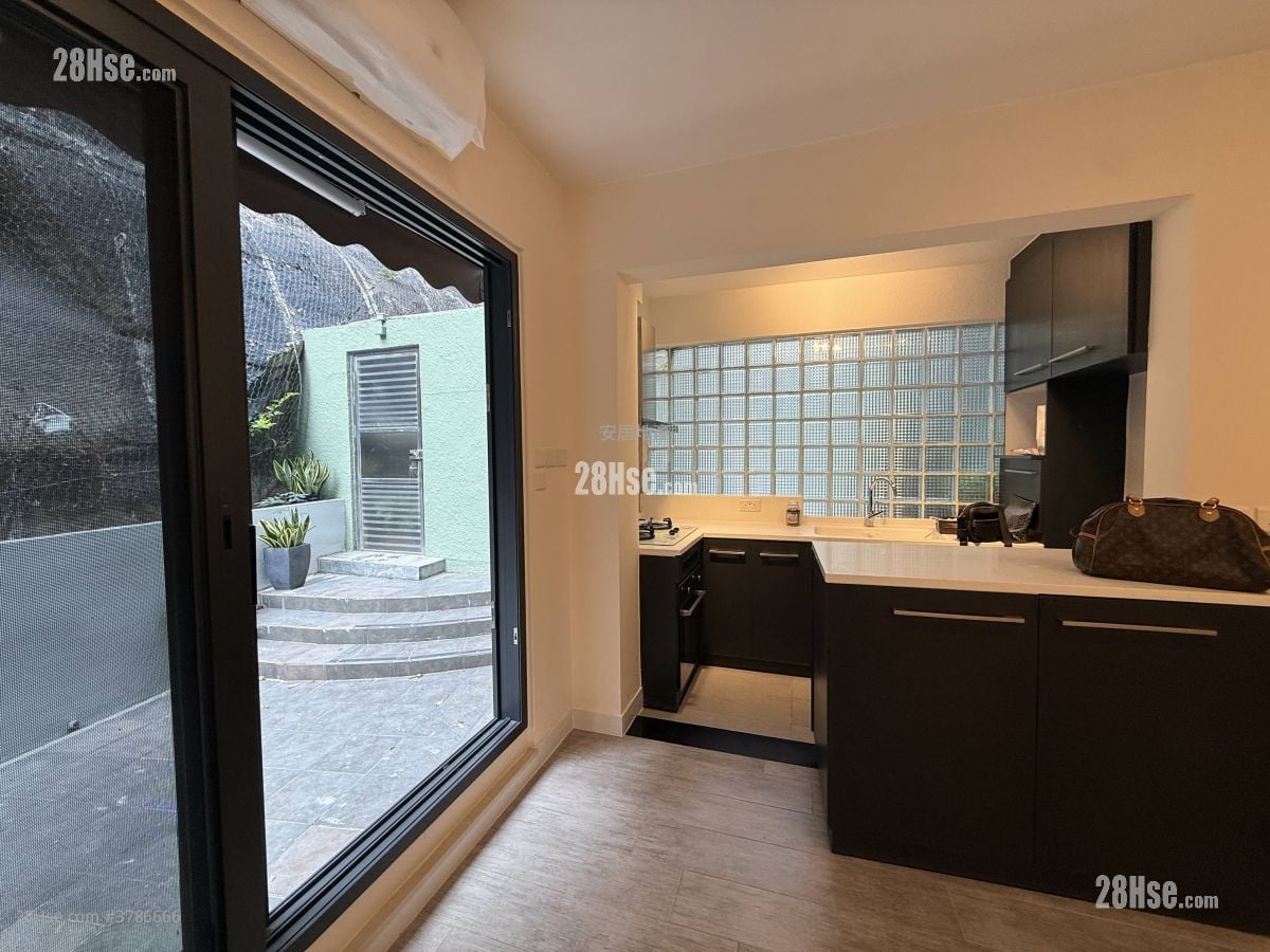 Village Court Sell 3 Bedrooms , 2 Bathrooms 786 ft²