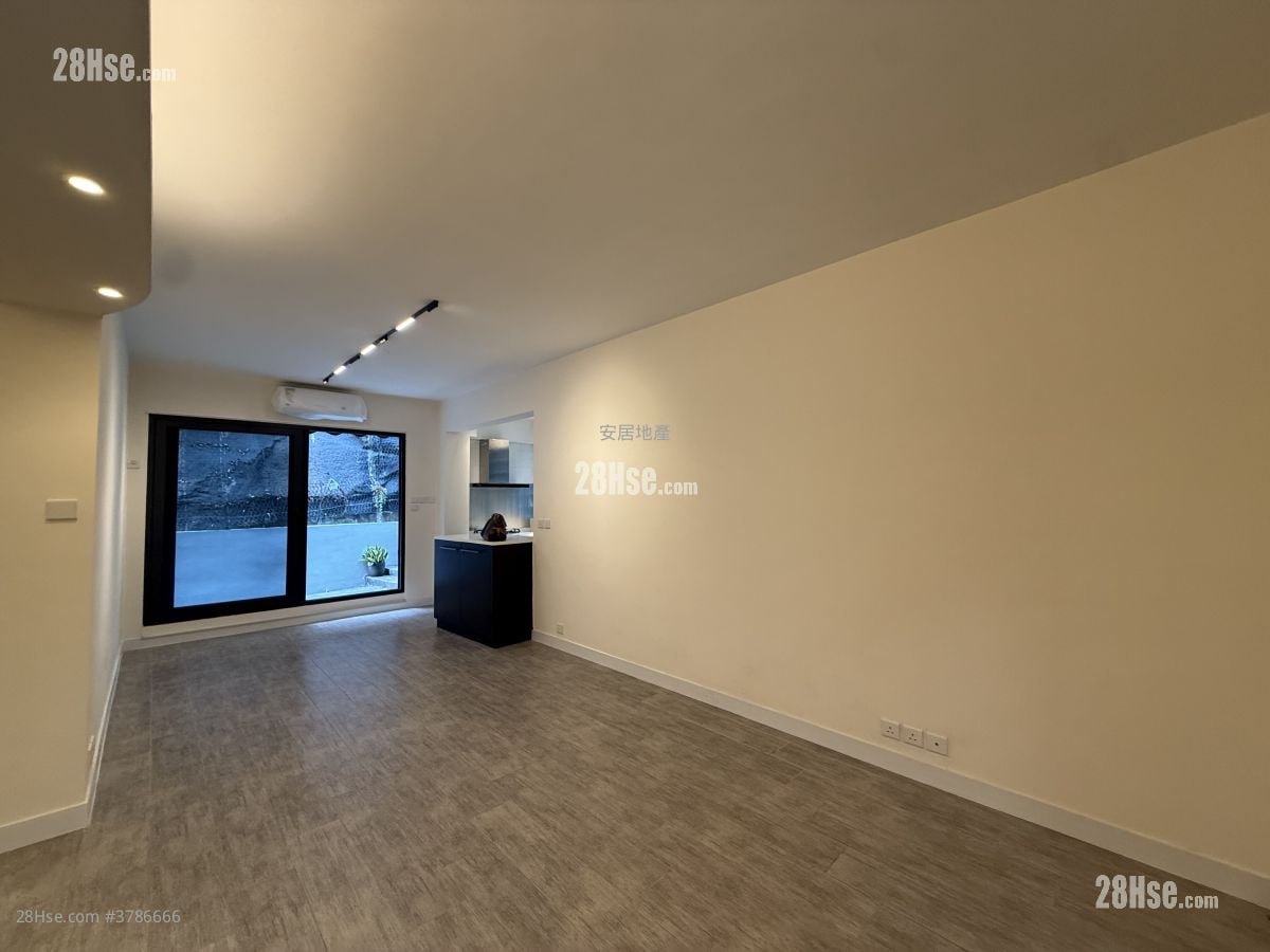 Village Court Sell 3 Bedrooms , 2 Bathrooms 786 ft²