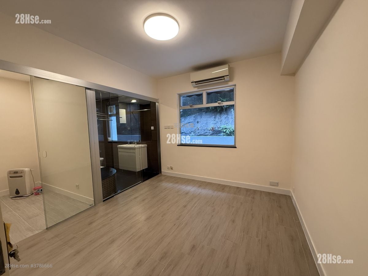 Village Court Sell 3 Bedrooms , 2 Bathrooms 786 ft²