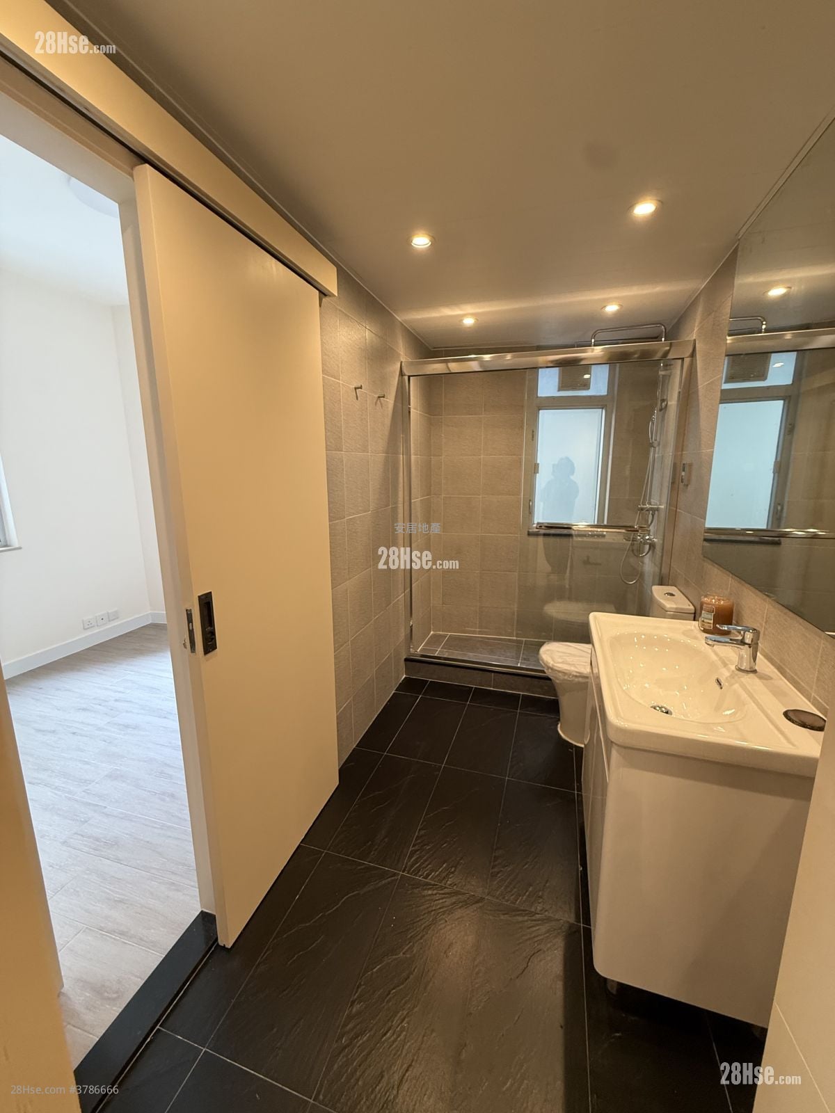 Village Court Sell 3 Bedrooms , 2 Bathrooms 786 ft²