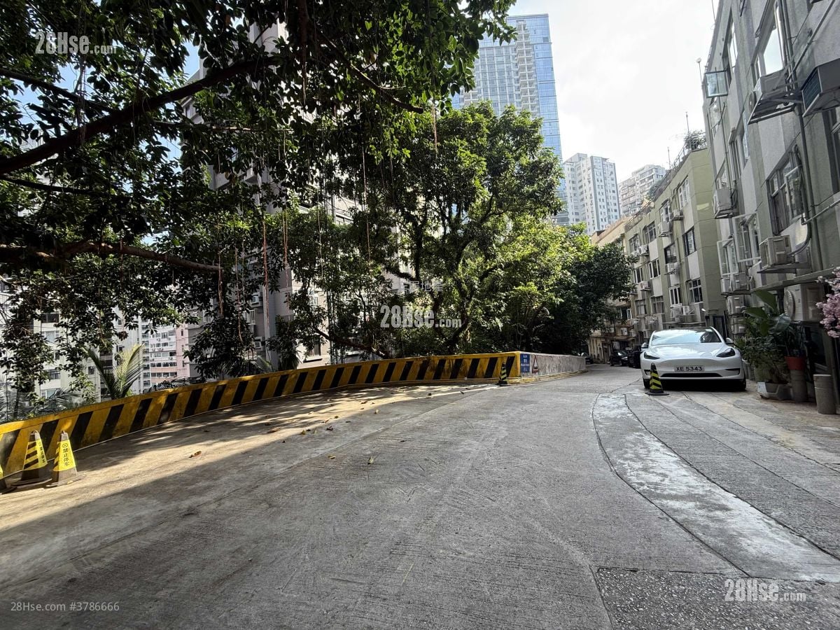 Village Court Sell 3 Bedrooms , 2 Bathrooms 786 ft²