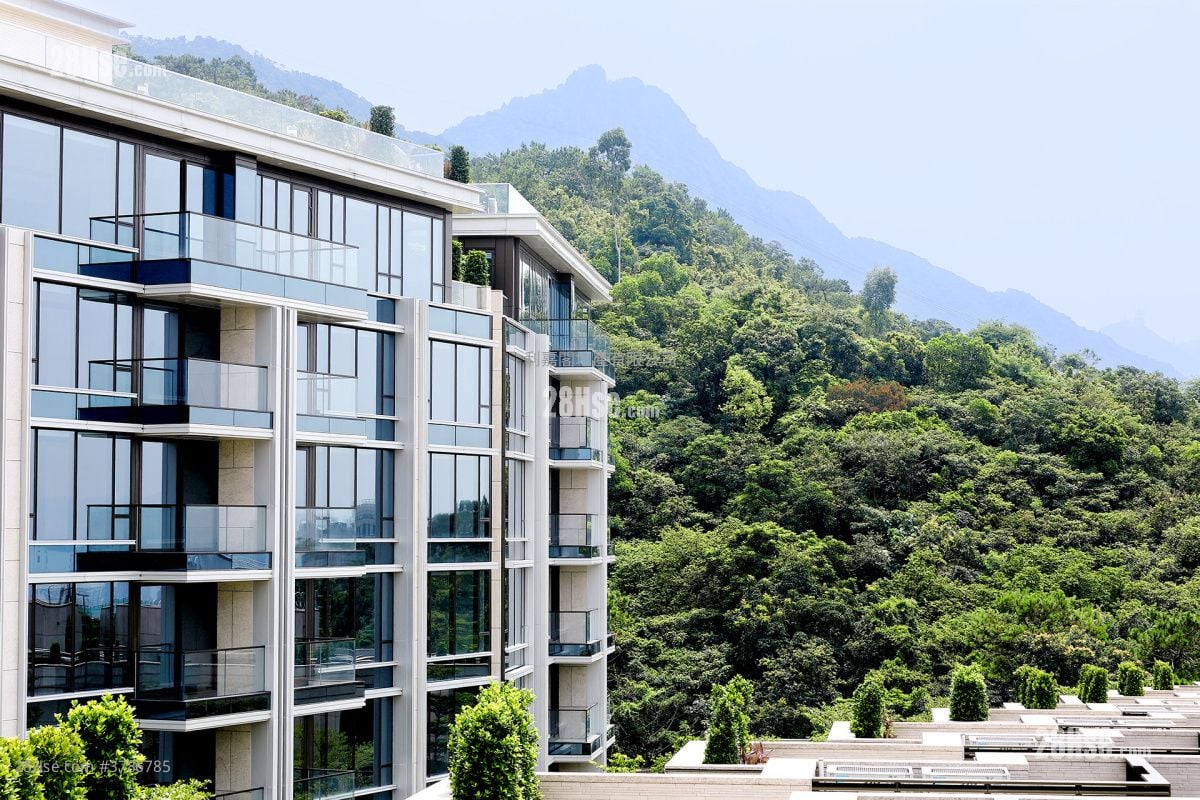 Mont Rouge Sell 4 Bedrooms , 5+ Bathrooms 2,913 ft²