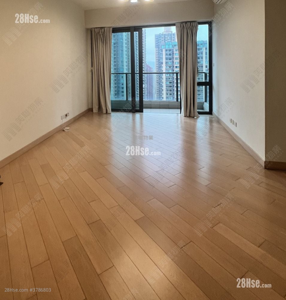 living room: Grand Yoho Sell 4 Bedrooms , 3 Bathrooms 1,115 ft²