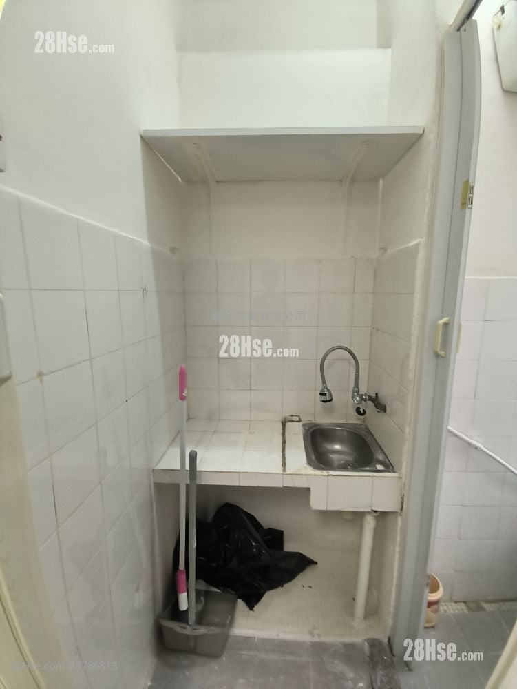 长沙湾道742号 租盘 150 平方尺