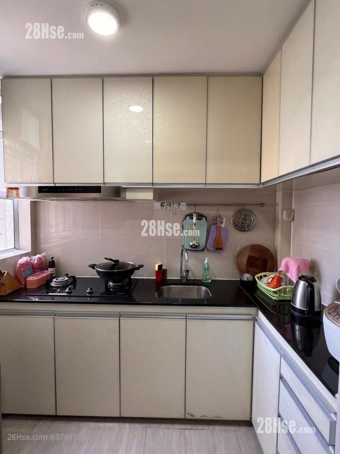 Kam Fung Court Sell 3 Bedrooms , 2 Bathrooms 647 ft²