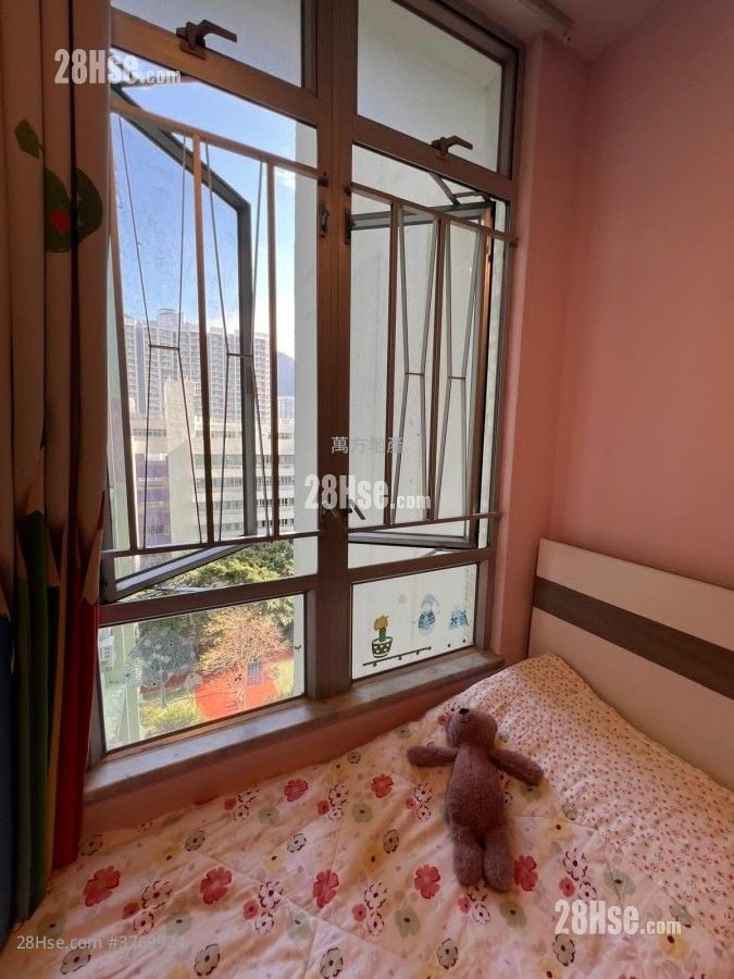 Kam Fung Court Sell 3 Bedrooms , 2 Bathrooms 647 ft²