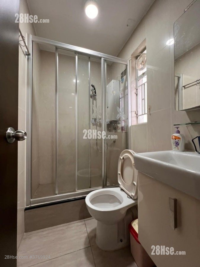 Kam Fung Court Sell 3 Bedrooms , 2 Bathrooms 647 ft²