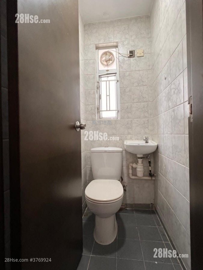 Kam Fung Court Sell 3 Bedrooms , 2 Bathrooms 647 ft²