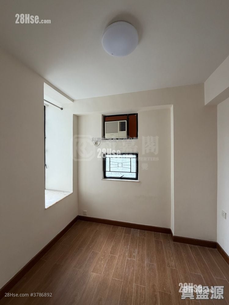 Kornhill Sell 2 Bedrooms , 1 Bathroom 461 ft²