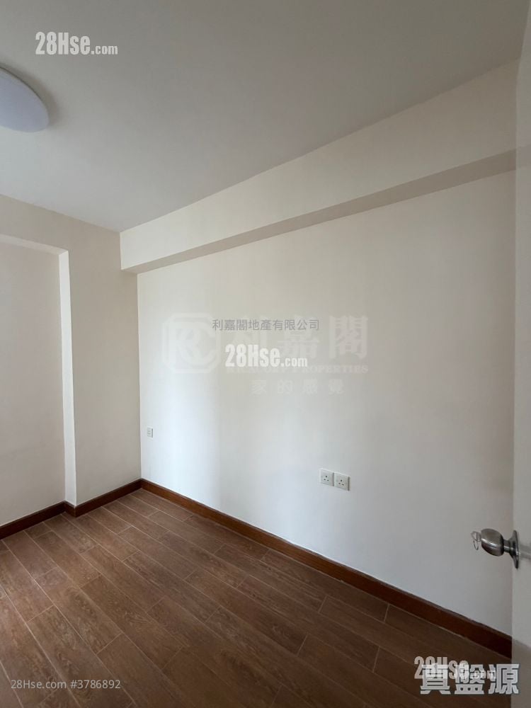 Kornhill Sell 2 Bedrooms , 1 Bathroom 461 ft²