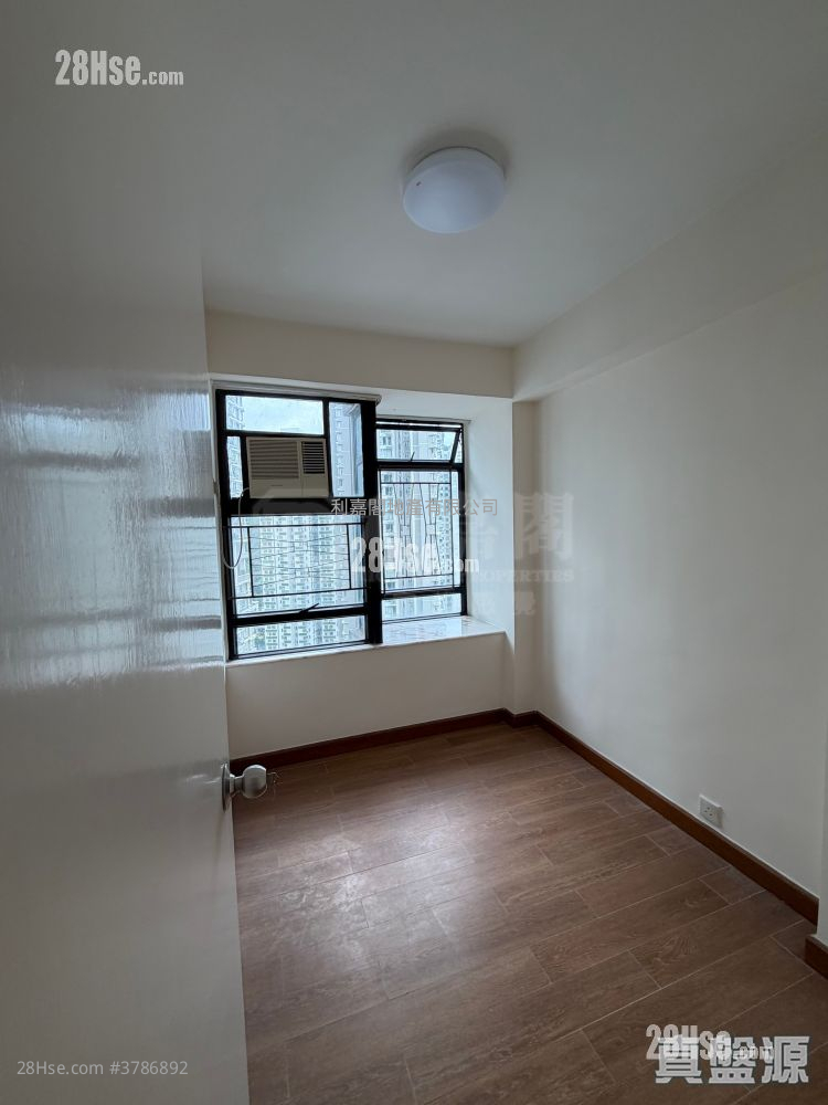 Kornhill Sell 2 Bedrooms , 1 Bathroom 461 ft²