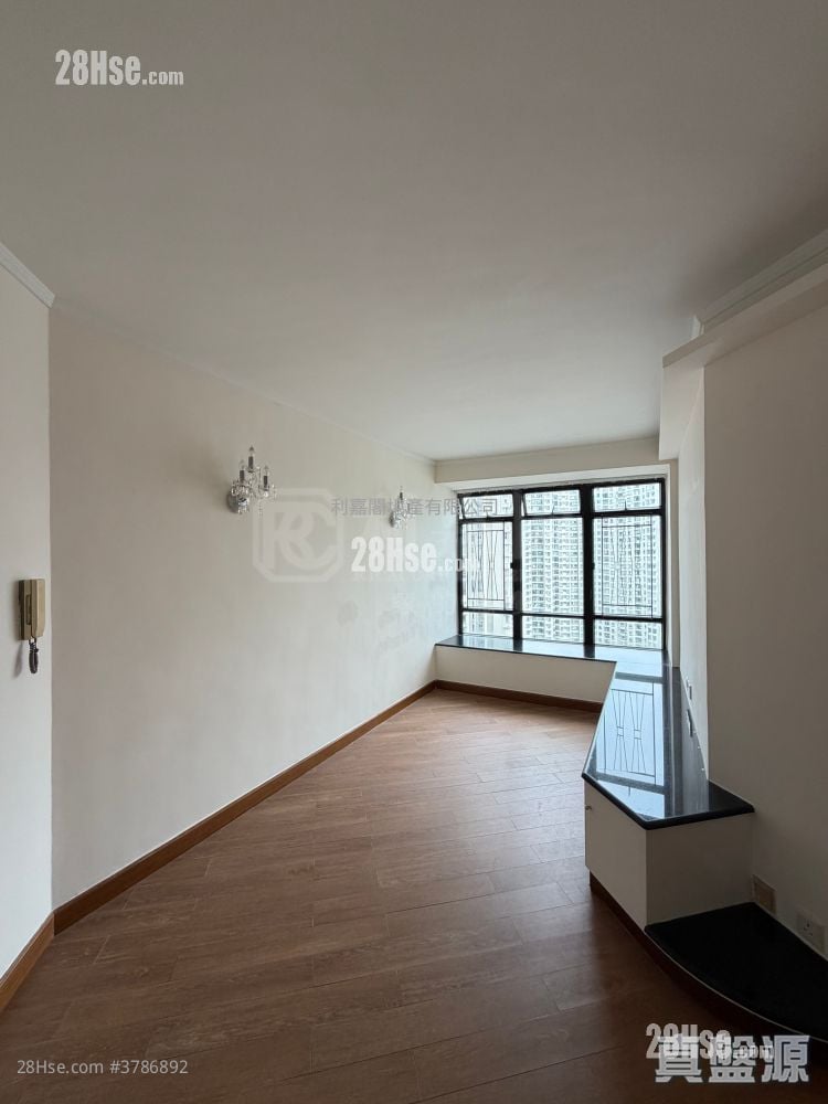 Kornhill Sell 2 Bedrooms , 1 Bathroom 461 ft²
