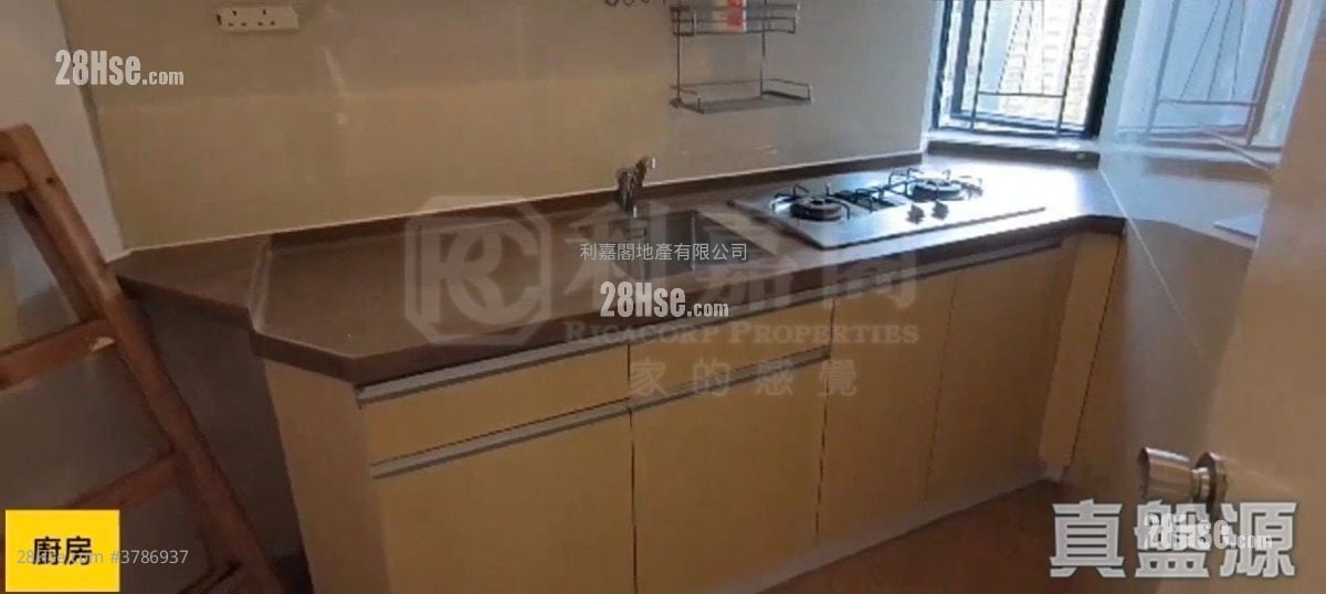 Kornhill Sell 2 Bedrooms , 1 Bathroom 461 ft²