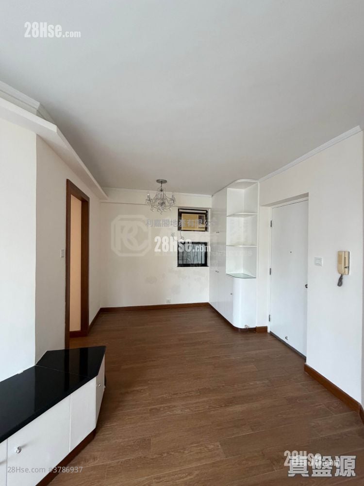 Kornhill Sell 2 Bedrooms , 1 Bathroom 461 ft²