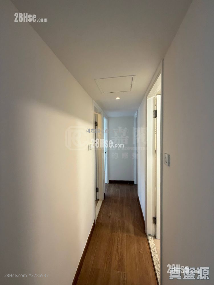 Kornhill Sell 2 Bedrooms , 1 Bathroom 461 ft²