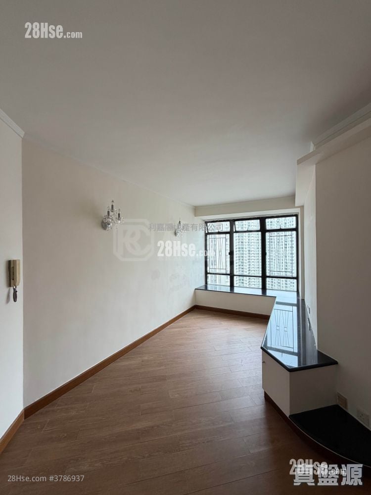 Kornhill Sell 2 Bedrooms , 1 Bathroom 461 ft²