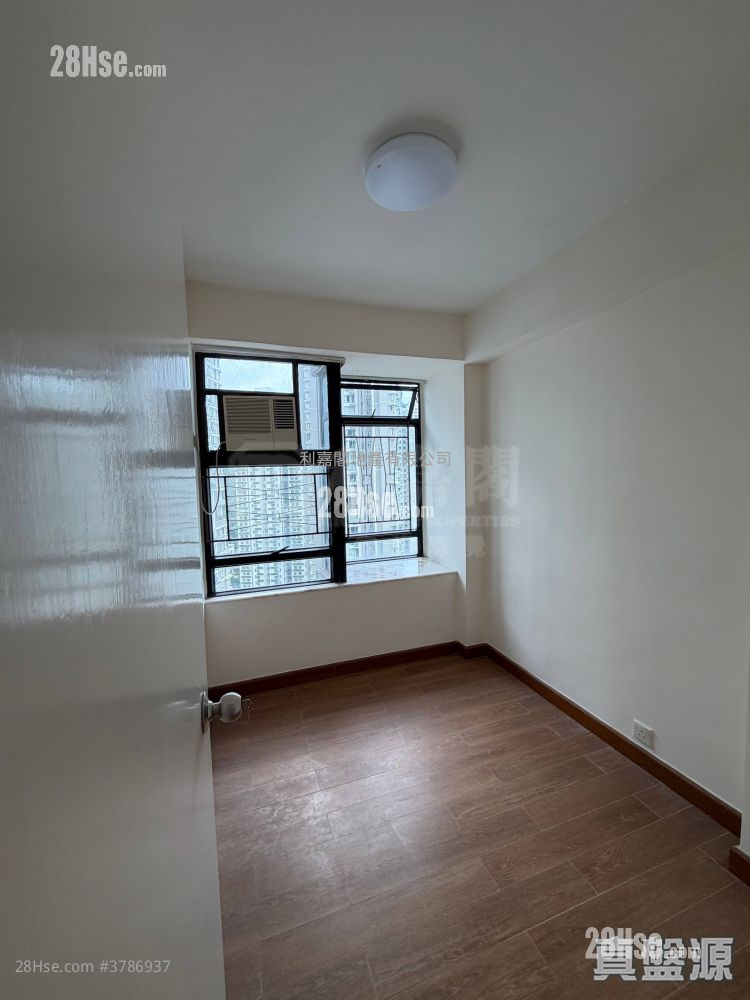 Kornhill Sell 2 Bedrooms , 1 Bathroom 461 ft²