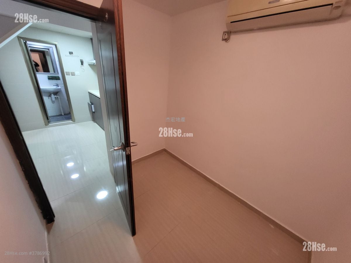 bedroom 2: Village Rental 2 Bedrooms , 1 Bathroom 350 ft²