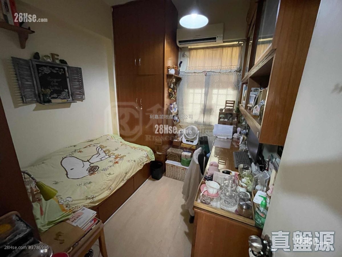 Pak Lee Building Sell 3 Bedrooms 670 ft²
