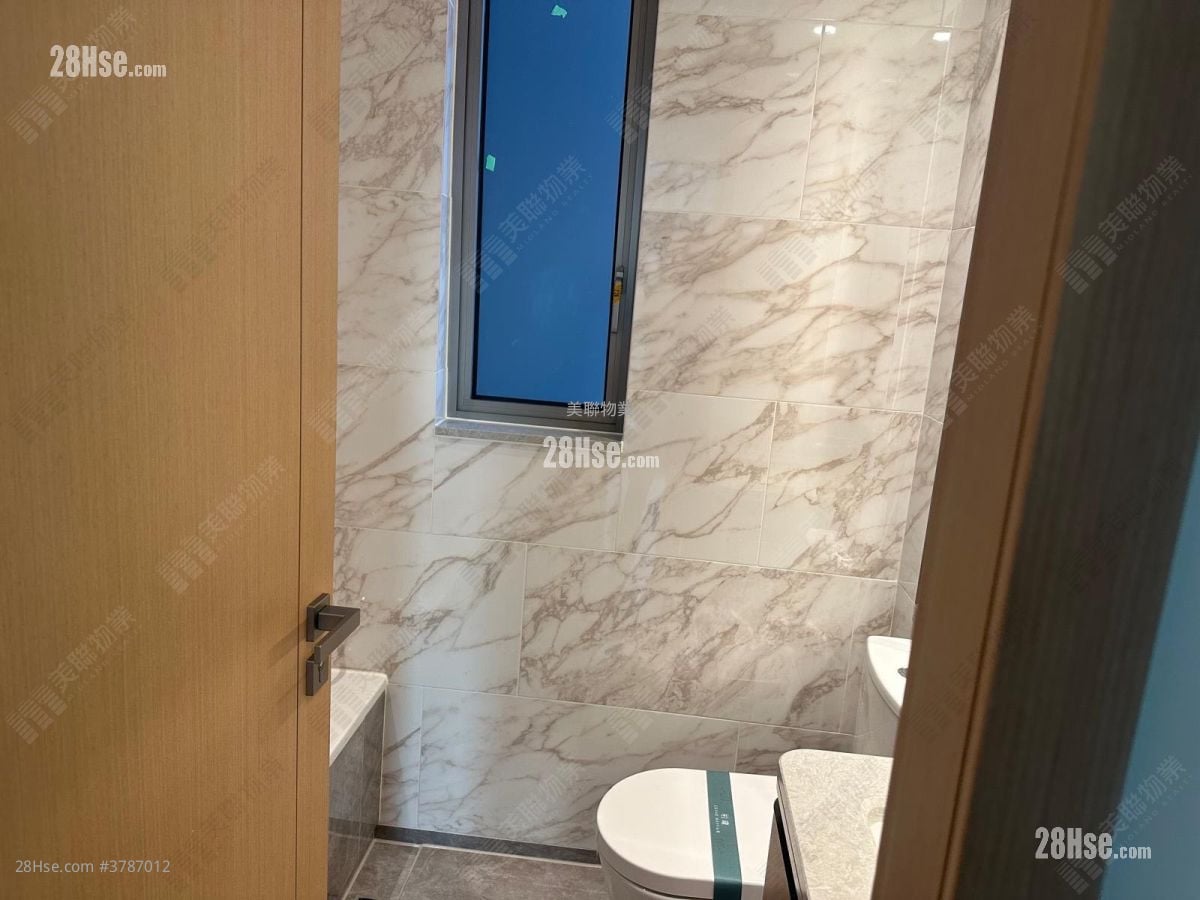 Grand Mayfair  Rental 679 ft²