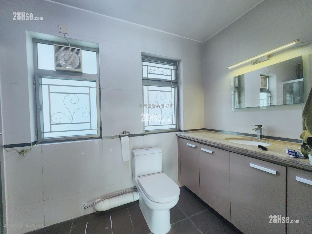 Village Rental 5+ Bedrooms , 3 Bathrooms 2,100 ft²