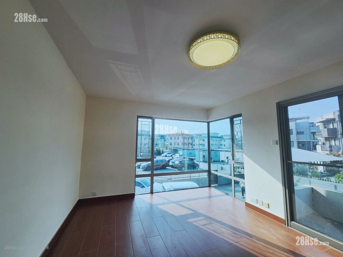 Village Rental 5+ Bedrooms , 3 Bathrooms 2,100 ft²