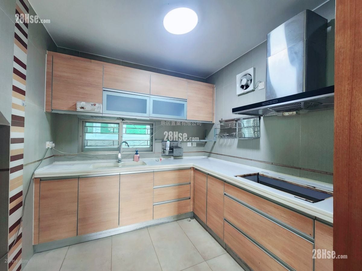 Village Rental 5+ Bedrooms , 3 Bathrooms 2,100 ft²