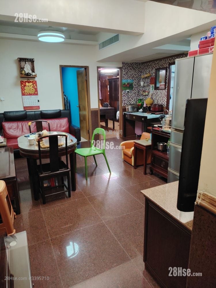 Yau Kwong Building Sell 3 Bedrooms 699 ft²