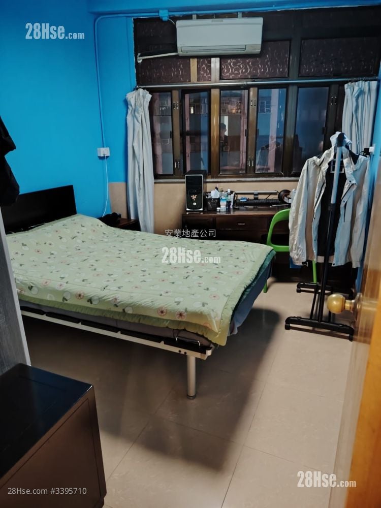 Yau Kwong Building Sell 3 Bedrooms 699 ft²