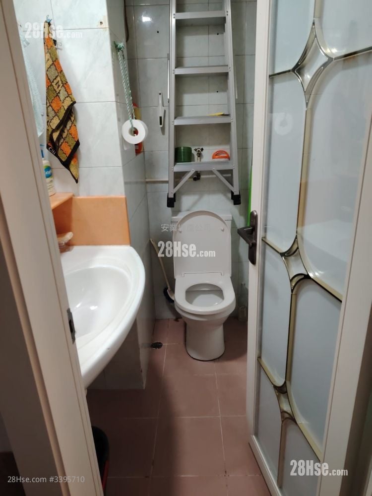 Yau Kwong Building Sell 3 Bedrooms 699 ft²