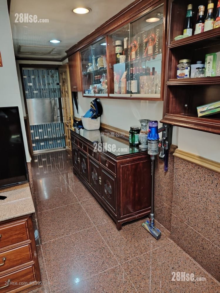 Yau Kwong Building Sell 3 Bedrooms 699 ft²