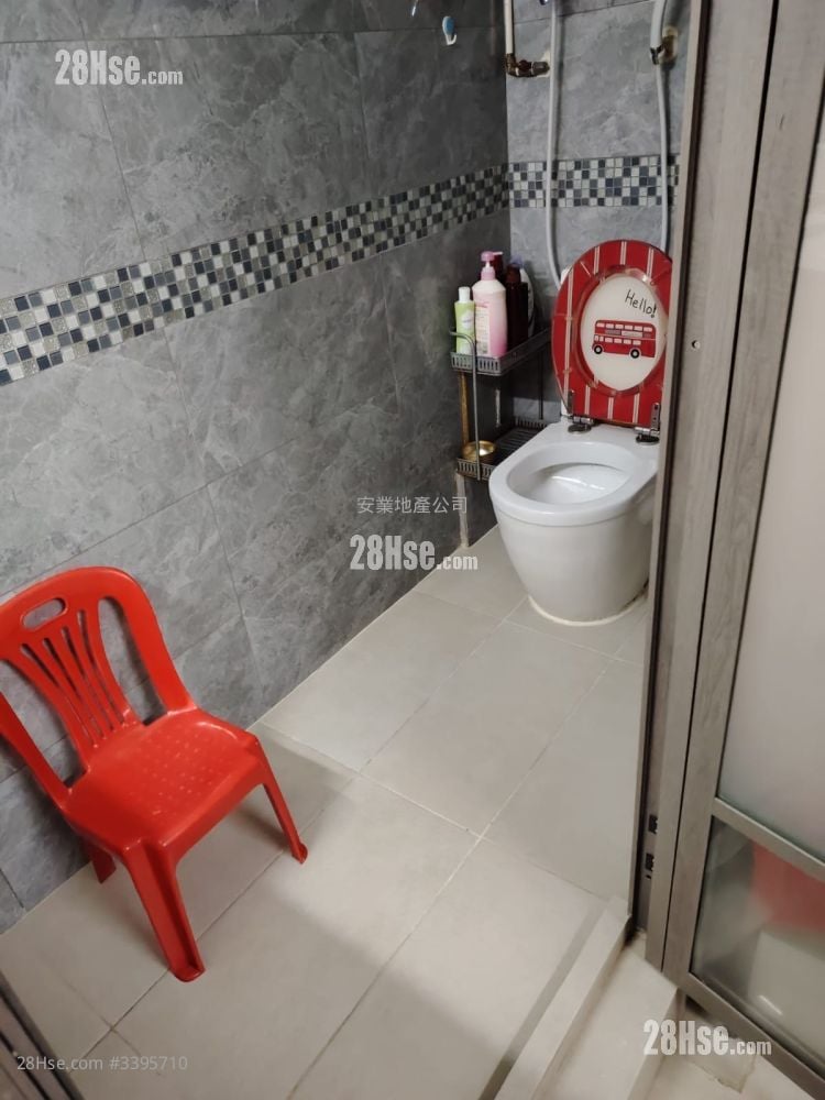Yau Kwong Building Sell 3 Bedrooms 699 ft²