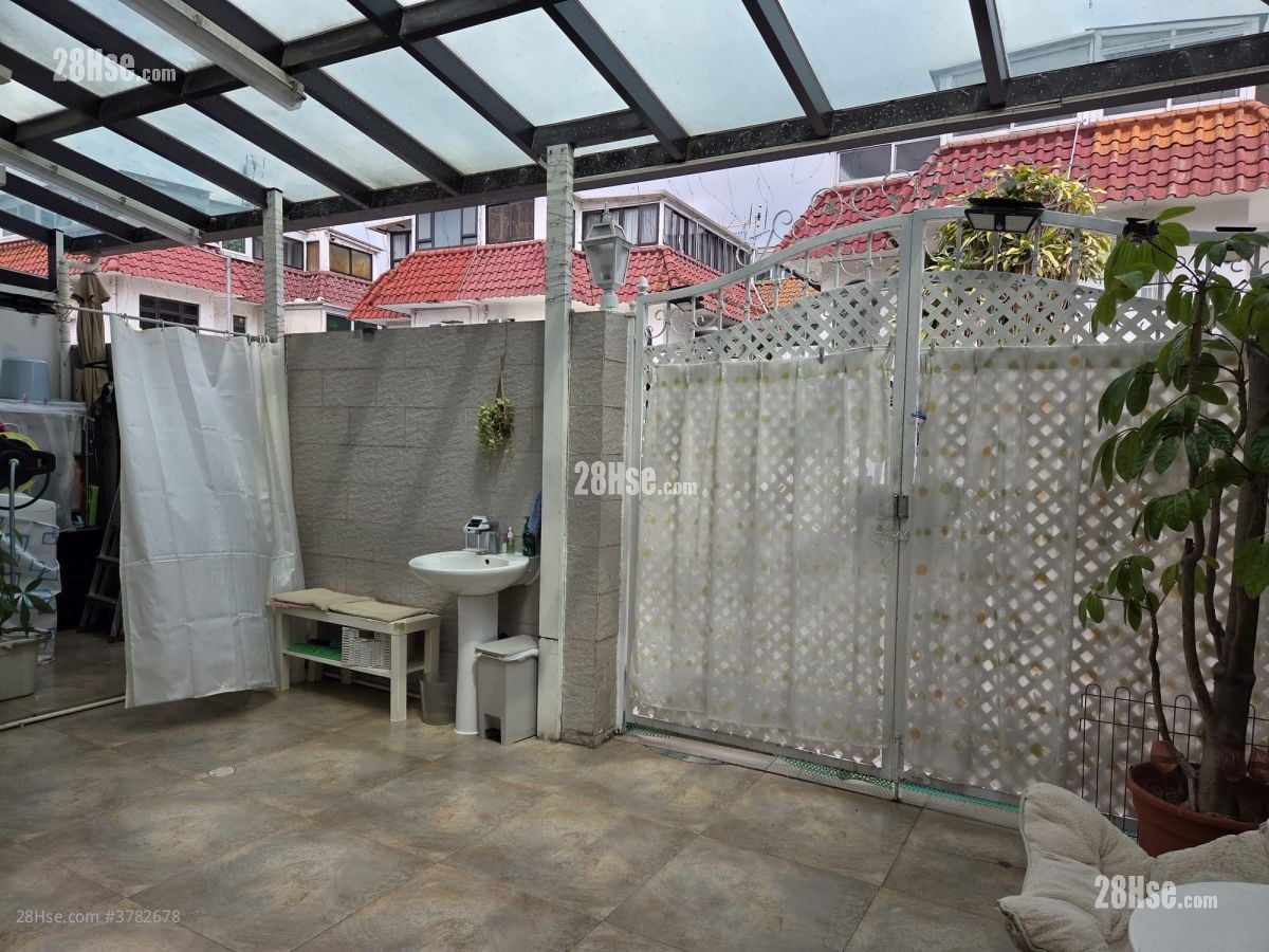 Maple Garden Sell 4 Bedrooms , 2 Bathrooms 695 ft²