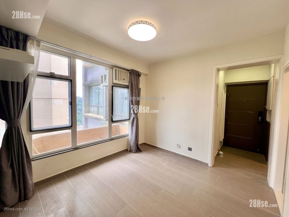 living room: Hong Kong Garden Sell 2 Bedrooms , 1 Bathroom 358 ft²