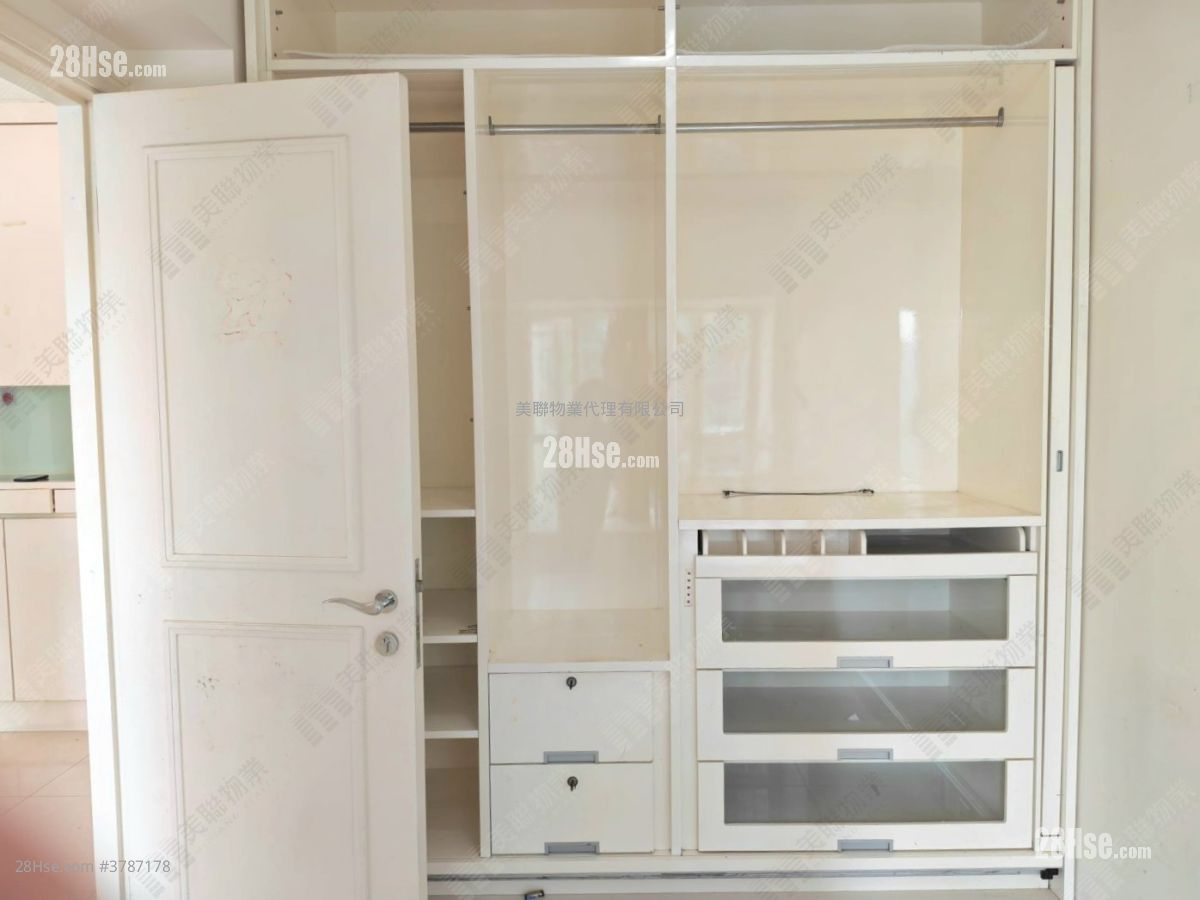 Metro Town Sell 3 Bedrooms , 1 Bathroom 594 ft²