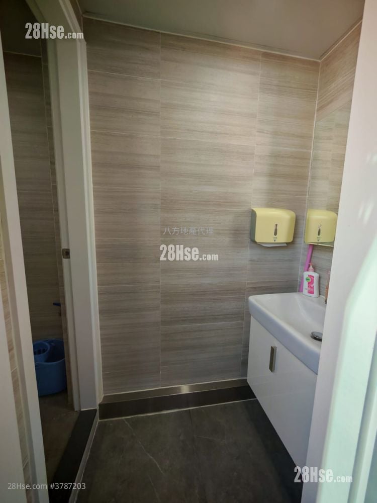 Hewlett Centre Rental Studio , 1 Toilet