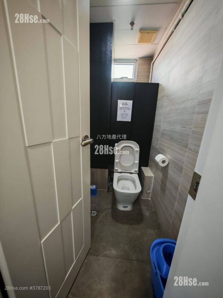 Hewlett Centre Rental Studio , 1 Toilet