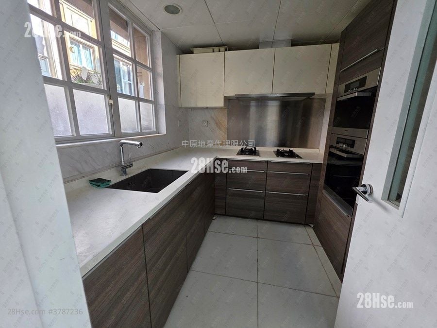 The Beverly Hills Rental 5+ Bedrooms , 3 Bathrooms 1,902 ft²