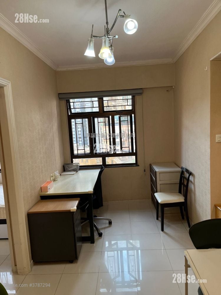 Chong Yip Centre Sell 2 Bedrooms , 1 Bathroom 393 ft²