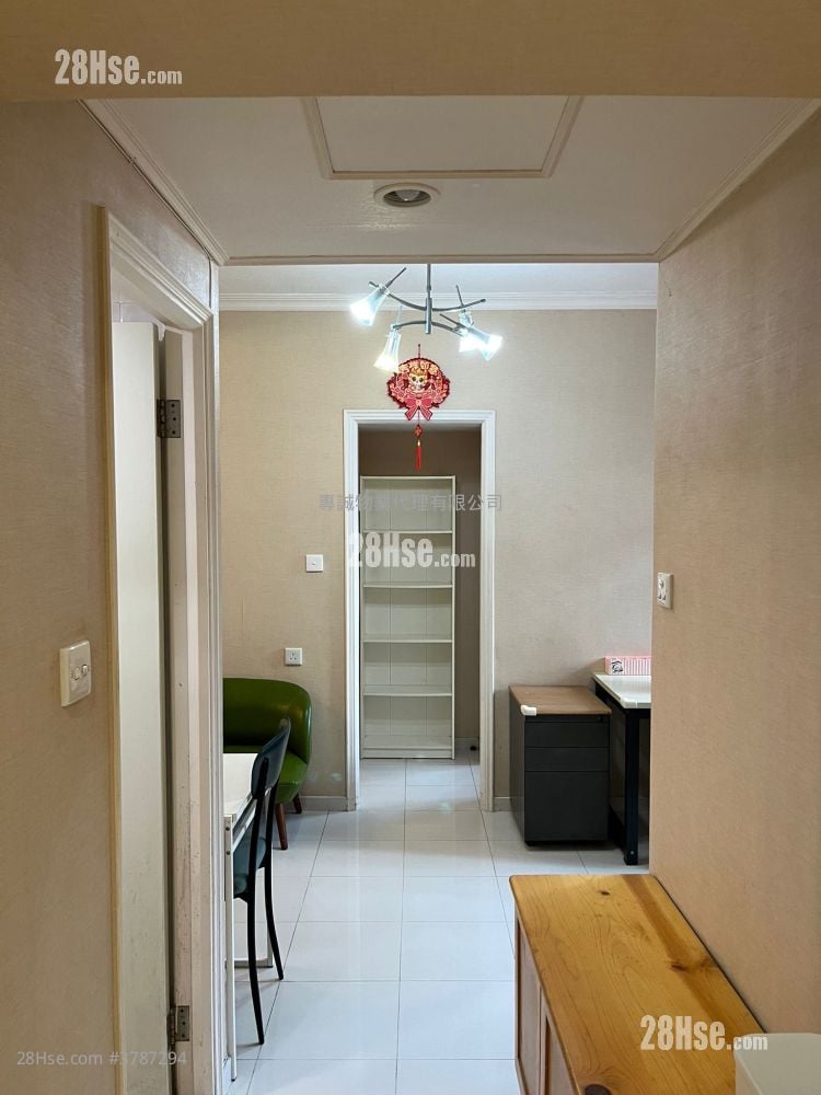 Chong Yip Centre Sell 2 Bedrooms , 1 Bathroom 393 ft²