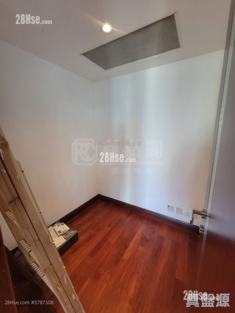 The Harbourside Sell 2 Bedrooms , 2 Bathrooms 755 ft²