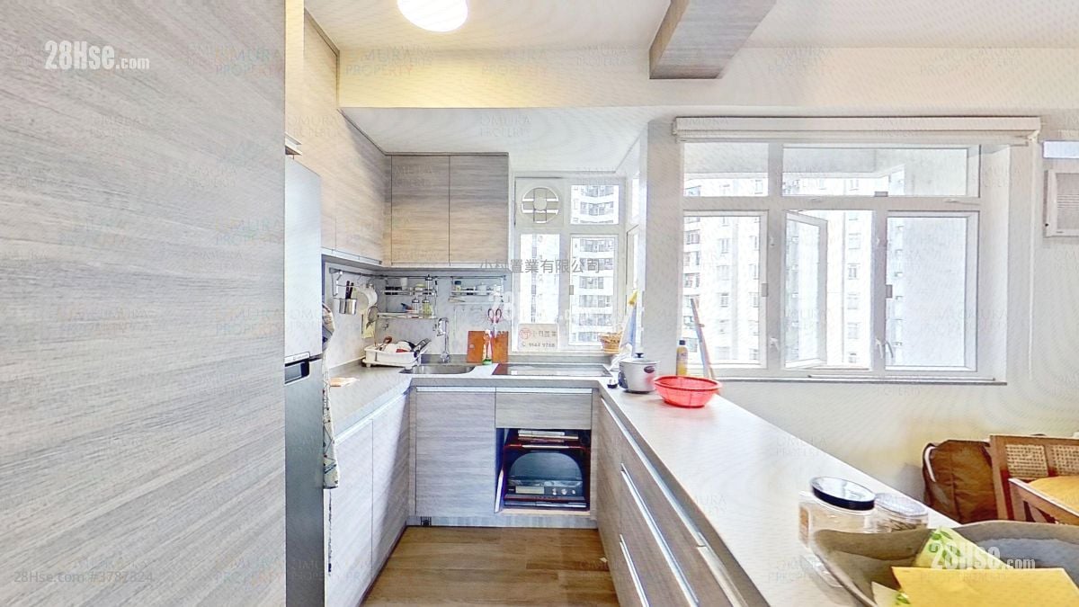 kitchen: Aberdeen Centre Sell 2 Bedrooms , 2 Bathrooms 662 ft²