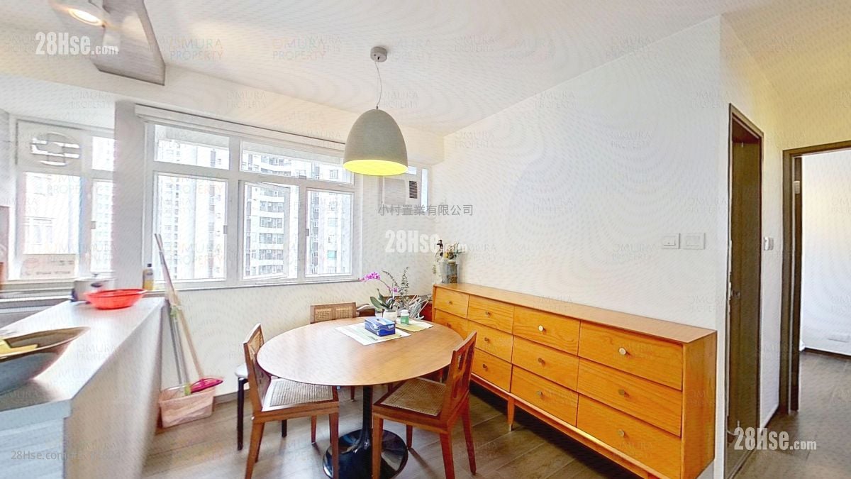 living room: Aberdeen Centre Sell 2 Bedrooms , 2 Bathrooms 662 ft²