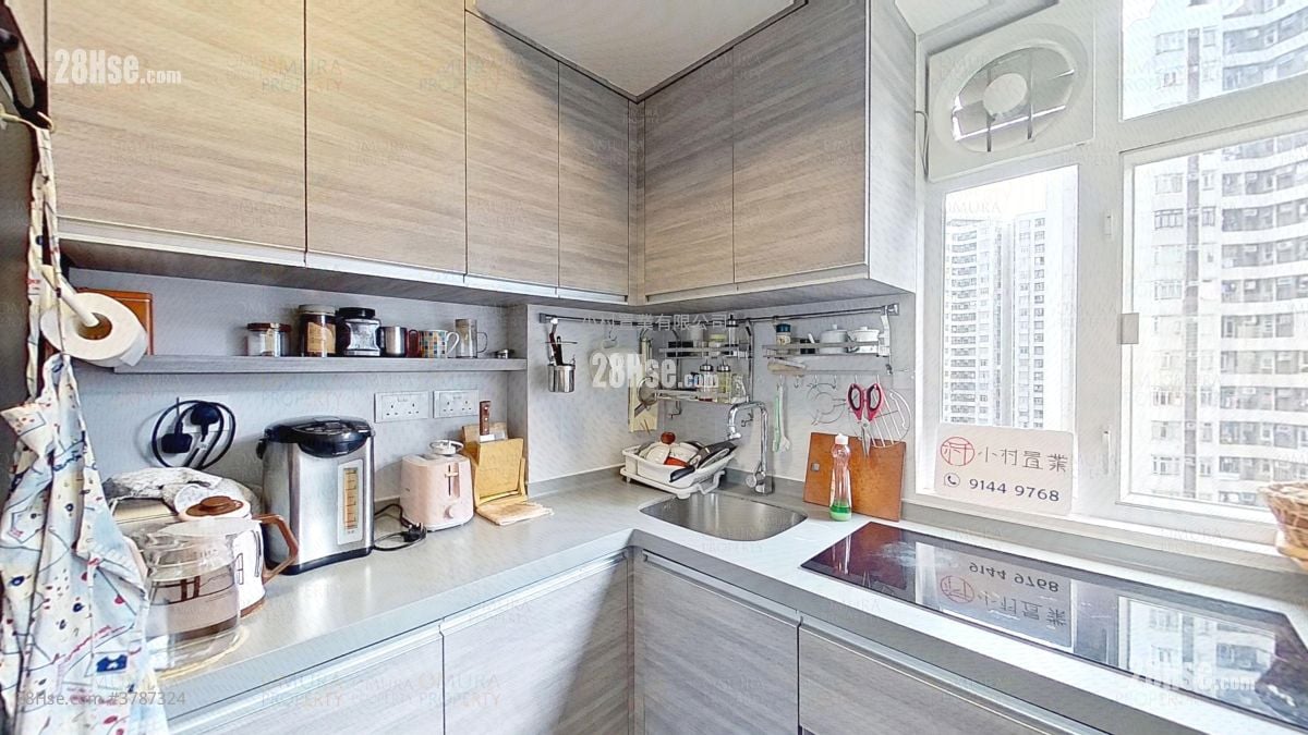 kitchen: Aberdeen Centre Sell 2 Bedrooms , 2 Bathrooms 662 ft²