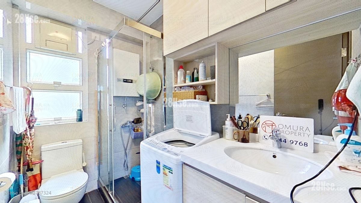 bathroom: Aberdeen Centre Sell 2 Bedrooms , 2 Bathrooms 662 ft²