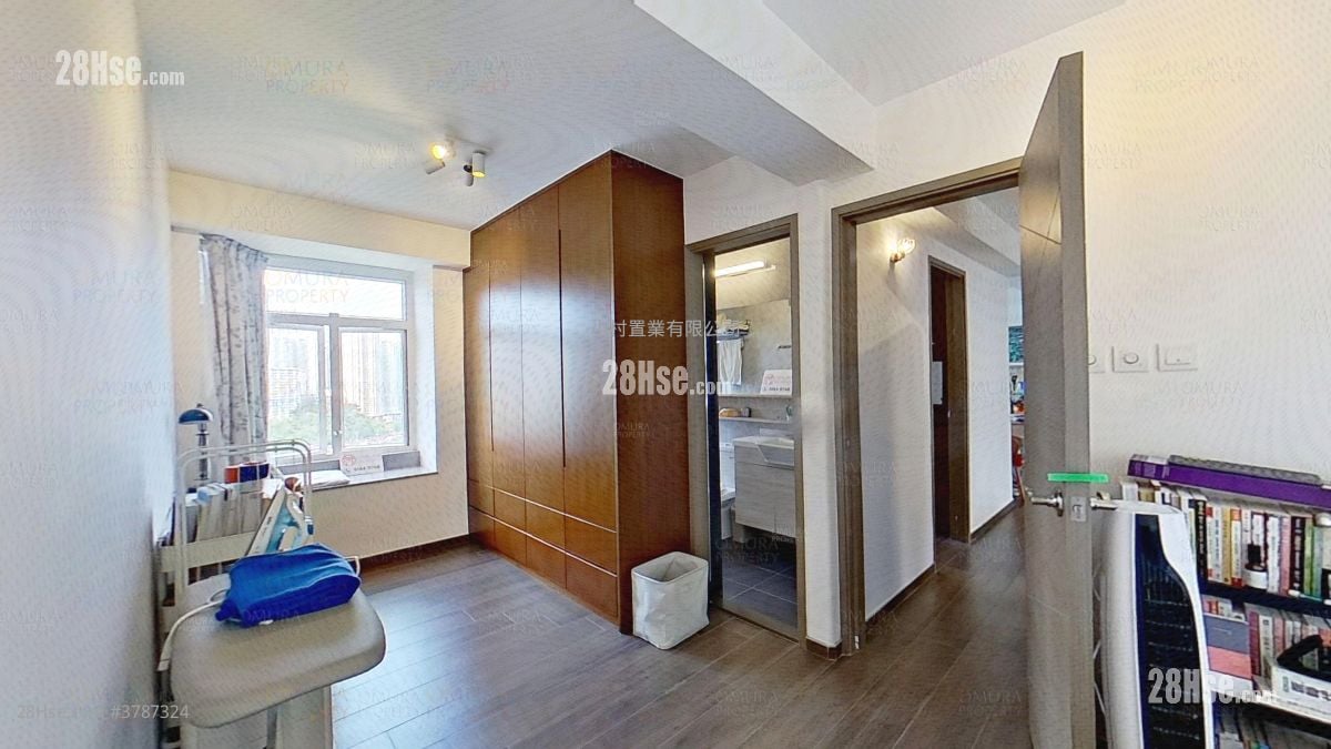 master room: Aberdeen Centre Sell 2 Bedrooms , 2 Bathrooms 662 ft²