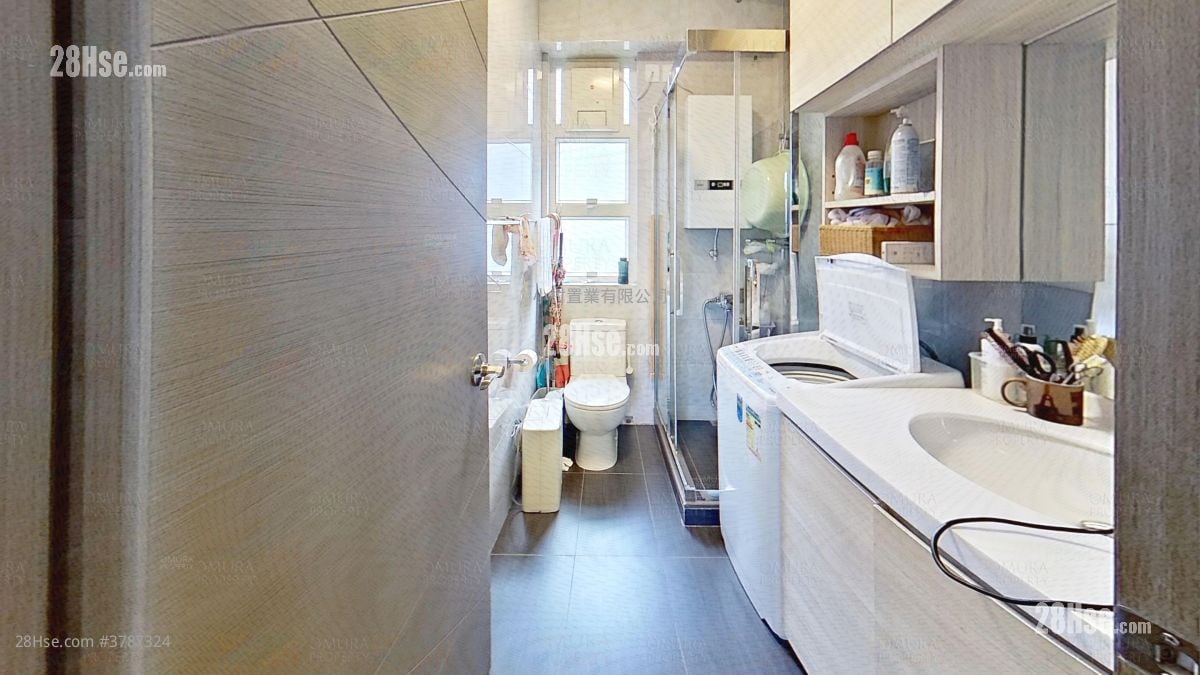 bathroom: Aberdeen Centre Sell 2 Bedrooms , 2 Bathrooms 662 ft²